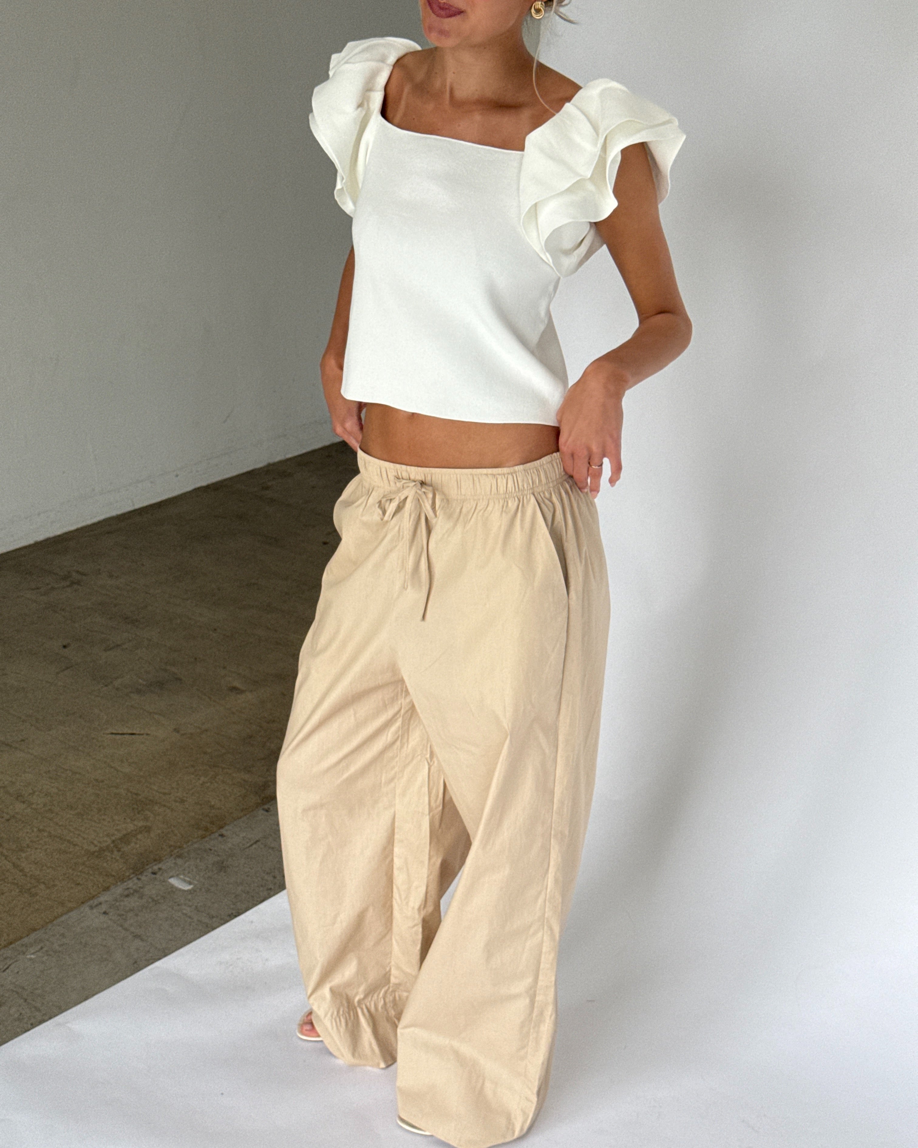 Modelbillede af LEONORA top, hvid. Fra BySofieSønderby