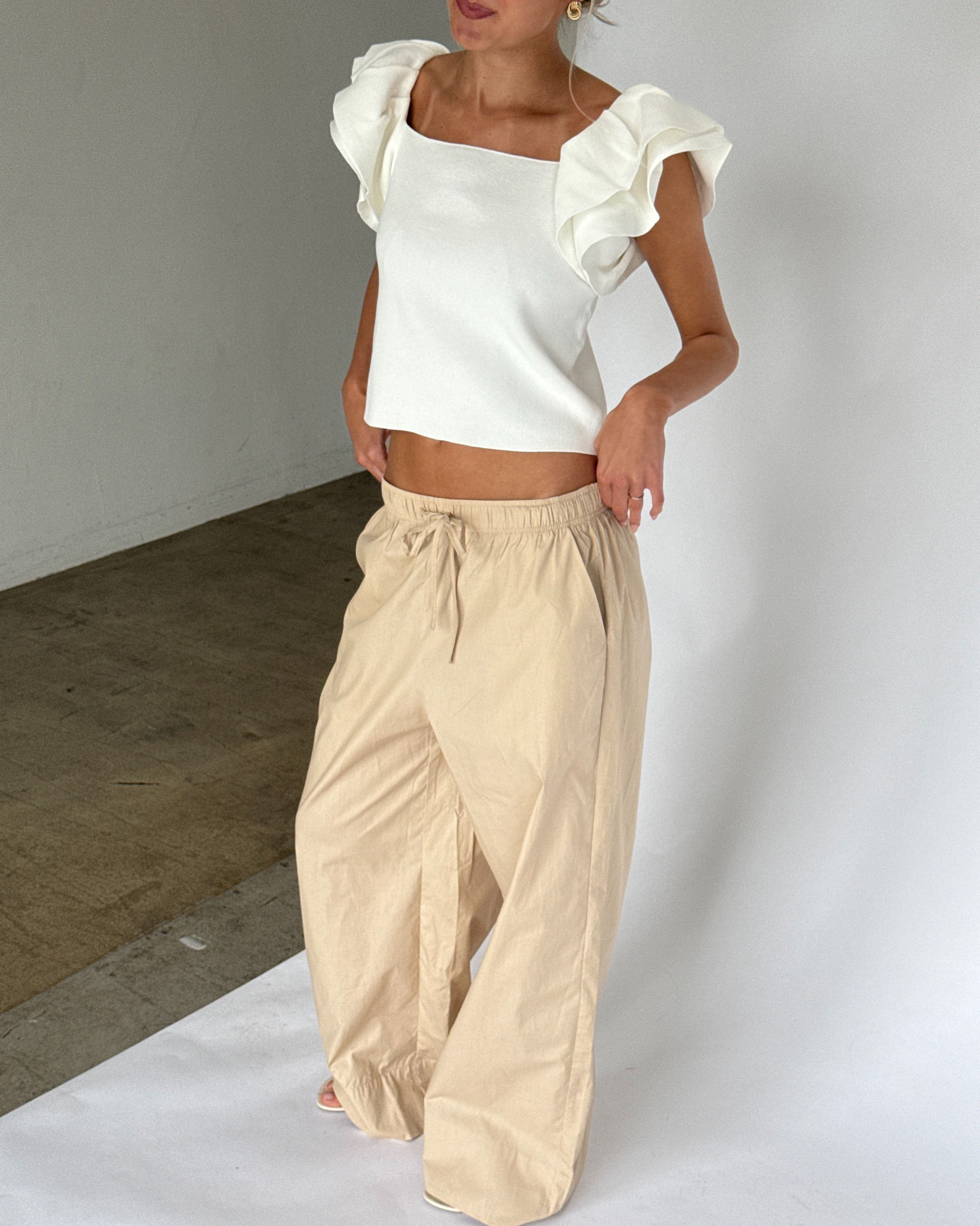 Modelbillede af LEONORA top, hvid. Fra BySofieSønderby