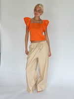 Modelbillede af LEONORA top, orange. Fra BySofieSønderby