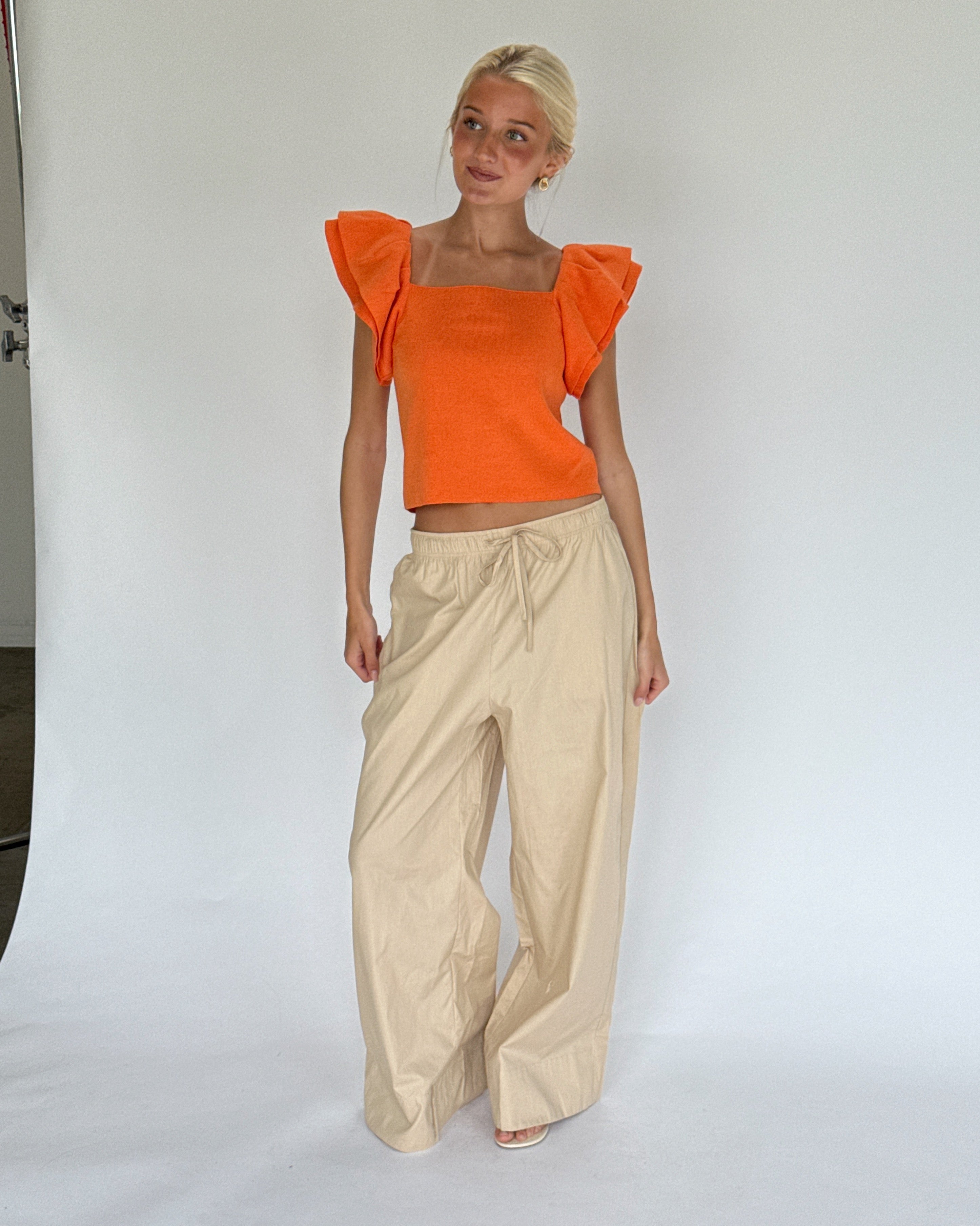Modelbillede af LEONORA top, orange. Fra BySofieSønderby