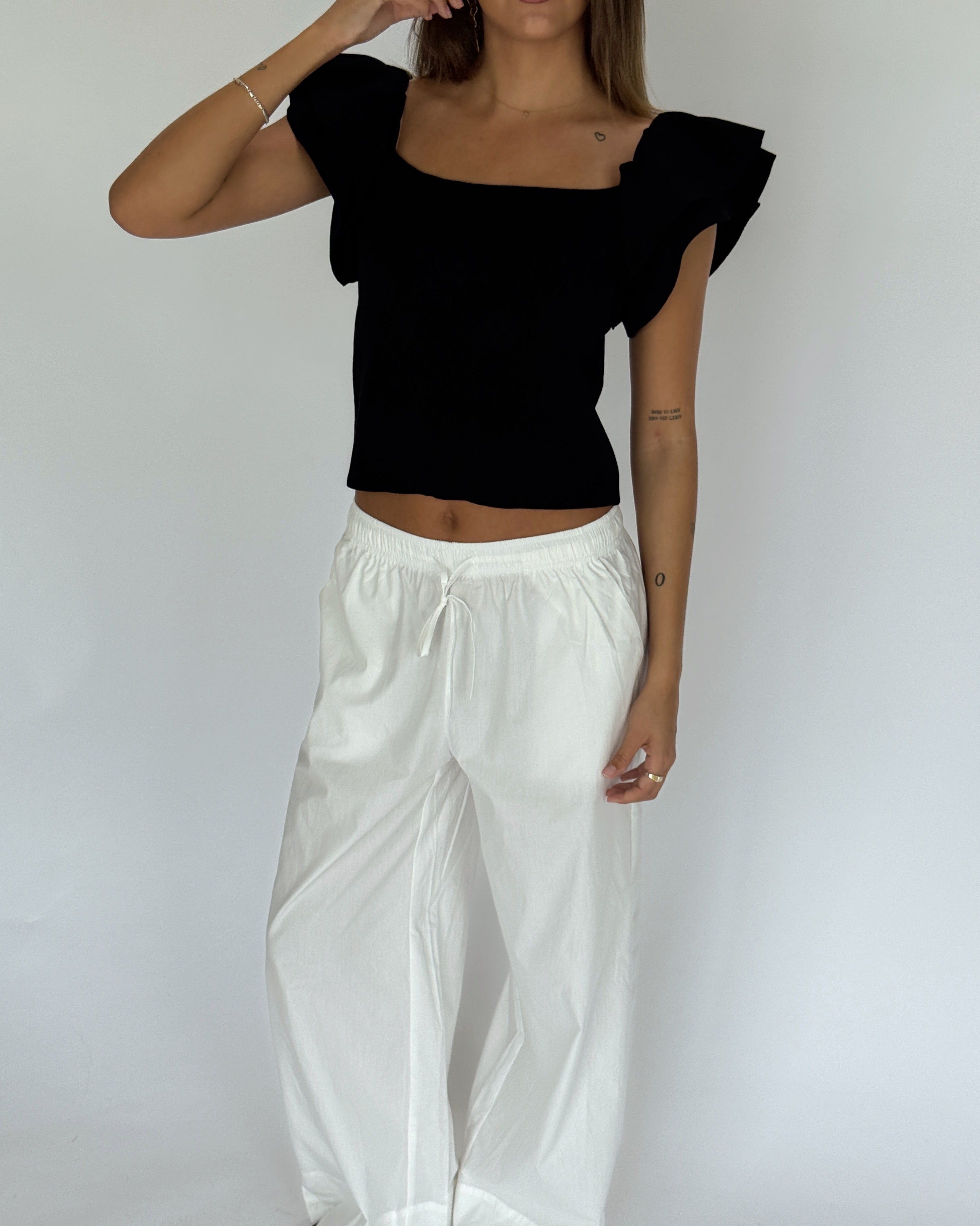 Modelbillede af LEONORA top, sort. Fra BySofieSønderby