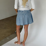 Modelbillede af LILIAN mini nederdel, denim. Fra BySofieSønderby