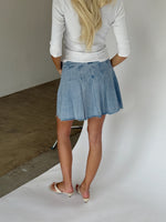 Modelbillede af LILIAN mini nederdel, denim. Fra BySofieSønderby