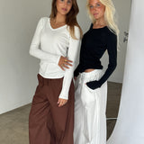 Modelbillede af LILLIE langærmet v-hals og DANIA wide leg bukser. Begge fra BySofieSønderby