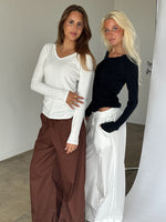 Modelbillede af LILLIE langærmet v-hals og DANIA wide leg bukser. Begge fra BySofieSønderby