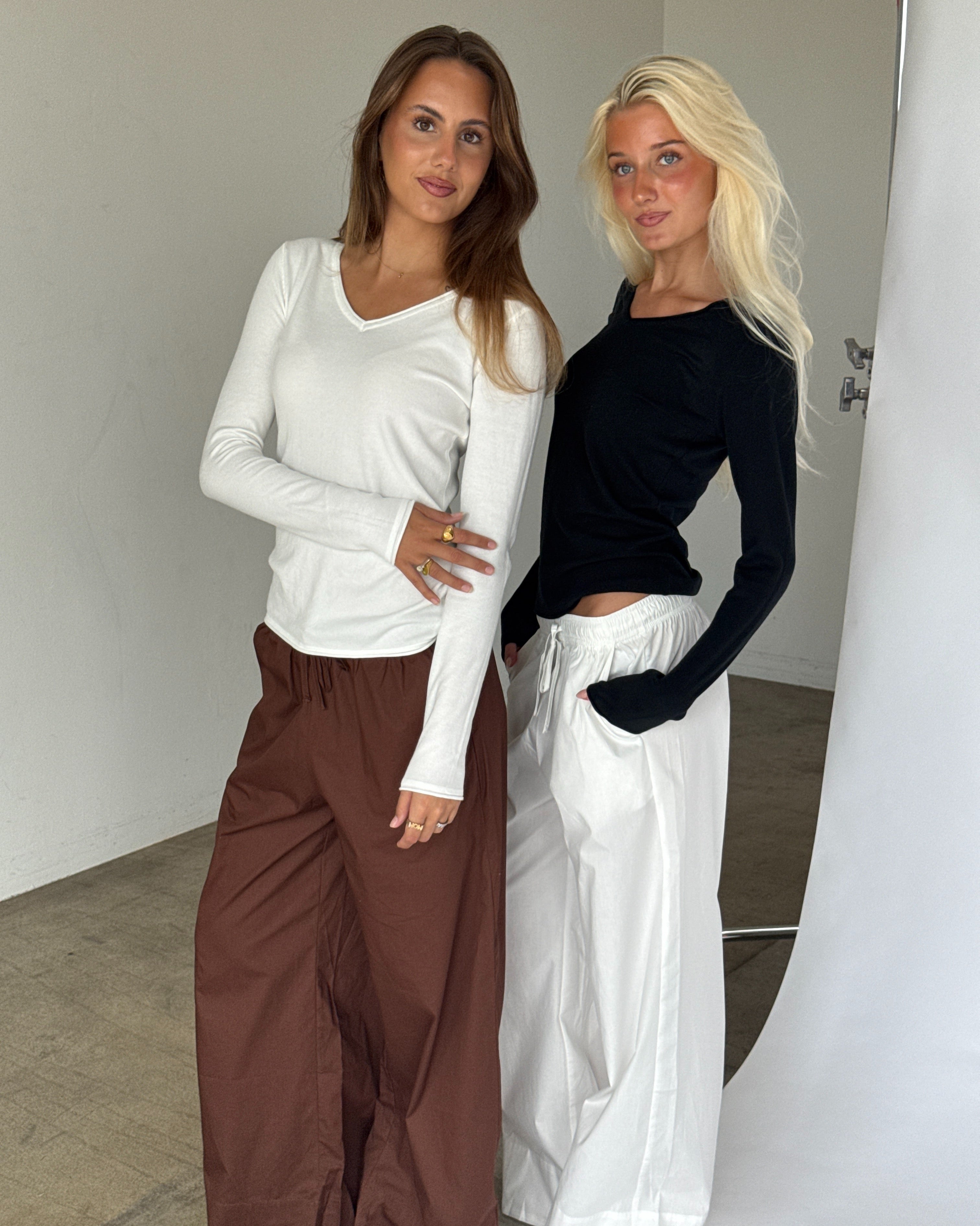 Modelbillede af LILLIE langærmet v-hals og DANIA wide leg bukser. Begge fra BySofieSønderby