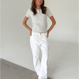 Modelfoto af pige med LILOU polo, grå og NANNA jeans, hvid - begge fra BySofieSønderby