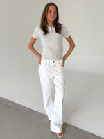 Modelfoto af pige med LILOU polo, grå og NANNA jeans, hvid - begge fra BySofieSønderby