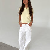 Modelfoto af pige med LILOU polo, gul og NANNA jeans, hvid - begge fra BySofieSønderby