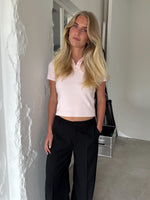 Modelfoto af pige med LILOU polo, lyserød og MILAN bukser, sort - begge fra BySofieSønderby