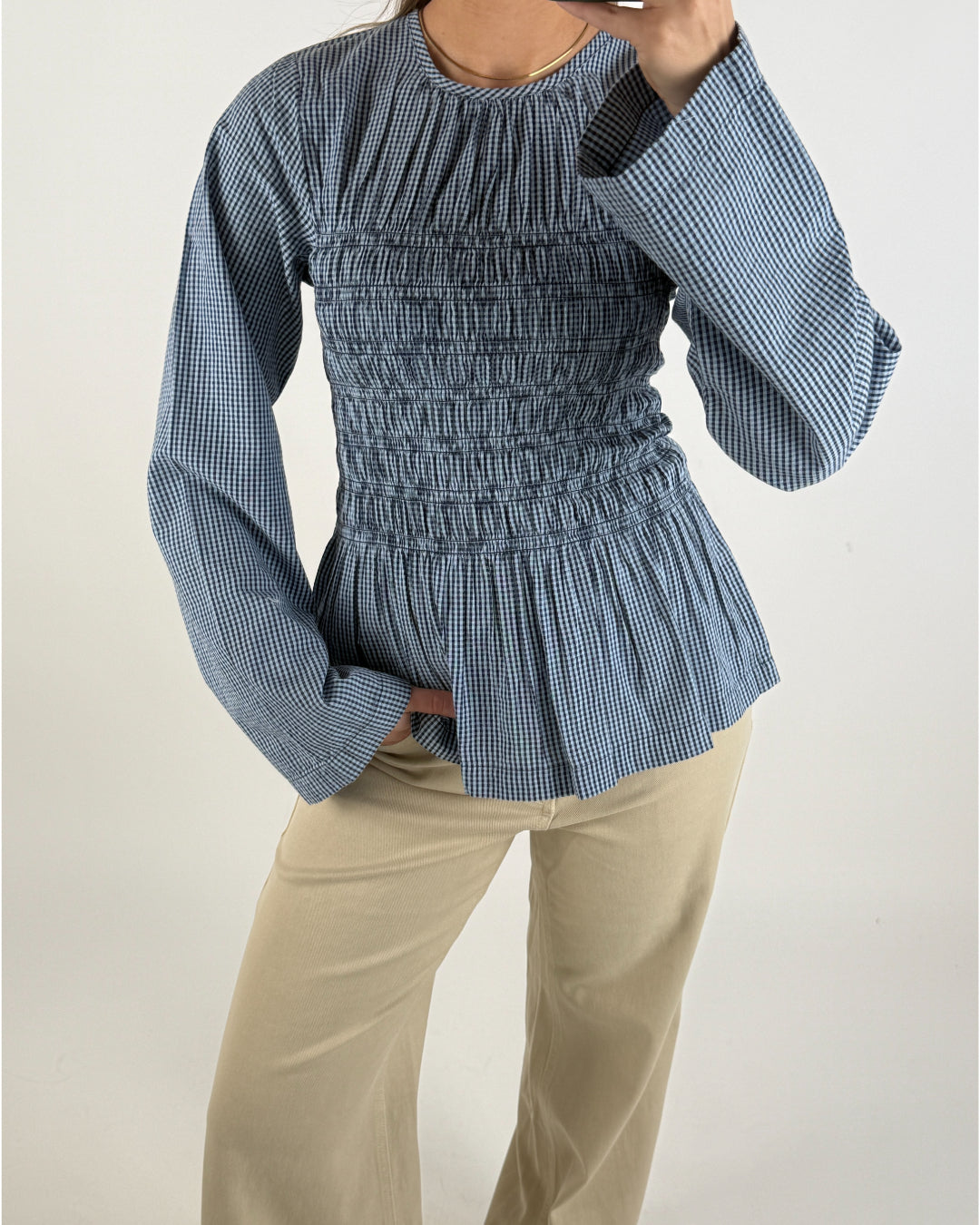 Modelbillede af blå LINA bluse. Set forfra. Fra BySofieSønderby