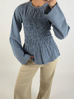 Modelbillede af blå LINA bluse. Set forfra. Fra BySofieSønderby