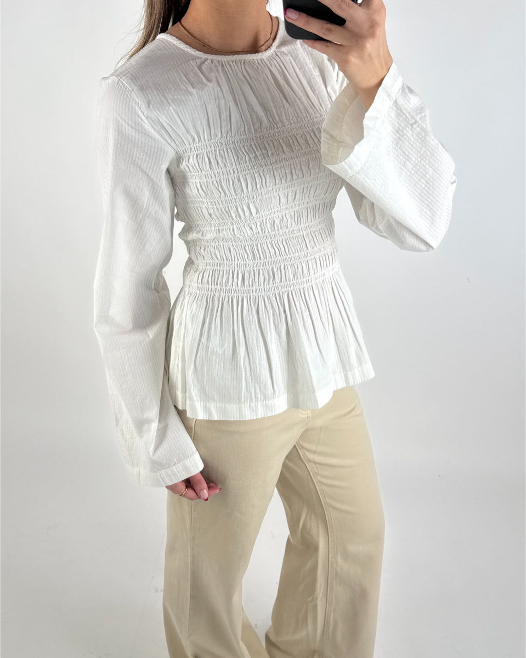 Modelbillede af hvid LINA bluse. Set forfra. Fra BySofieSønderby