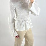 Modelbillede af hvid LINA bluse. Set forfra. Fra BySofieSønderby