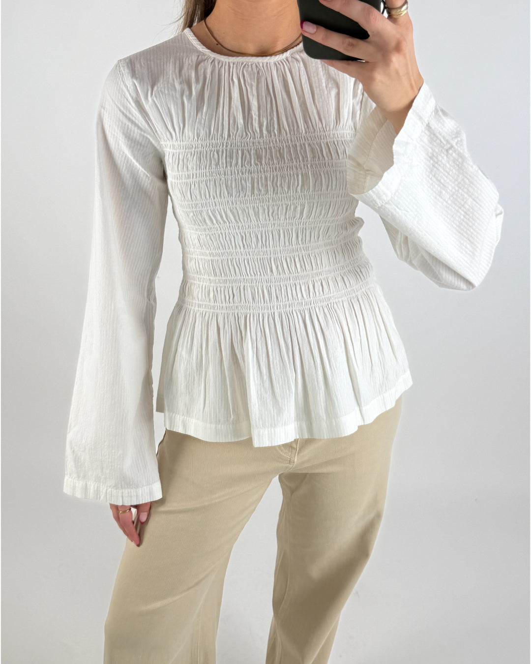 Modelbillede af hvid LINA bluse. Set forfra. Fra BySofieSønderby