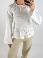 Modelbillede af hvid LINA bluse. Set forfra. Fra BySofieSønderby