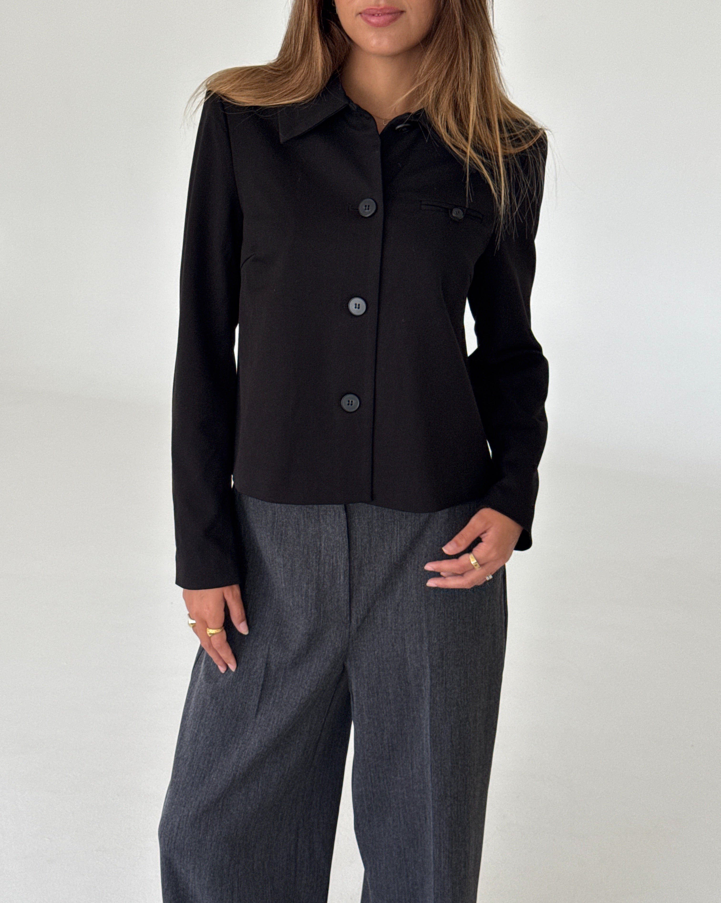 Modelbillede af LISA kort blazer, sort og KARI bukser, grå. Begge fra BySofieSønderby