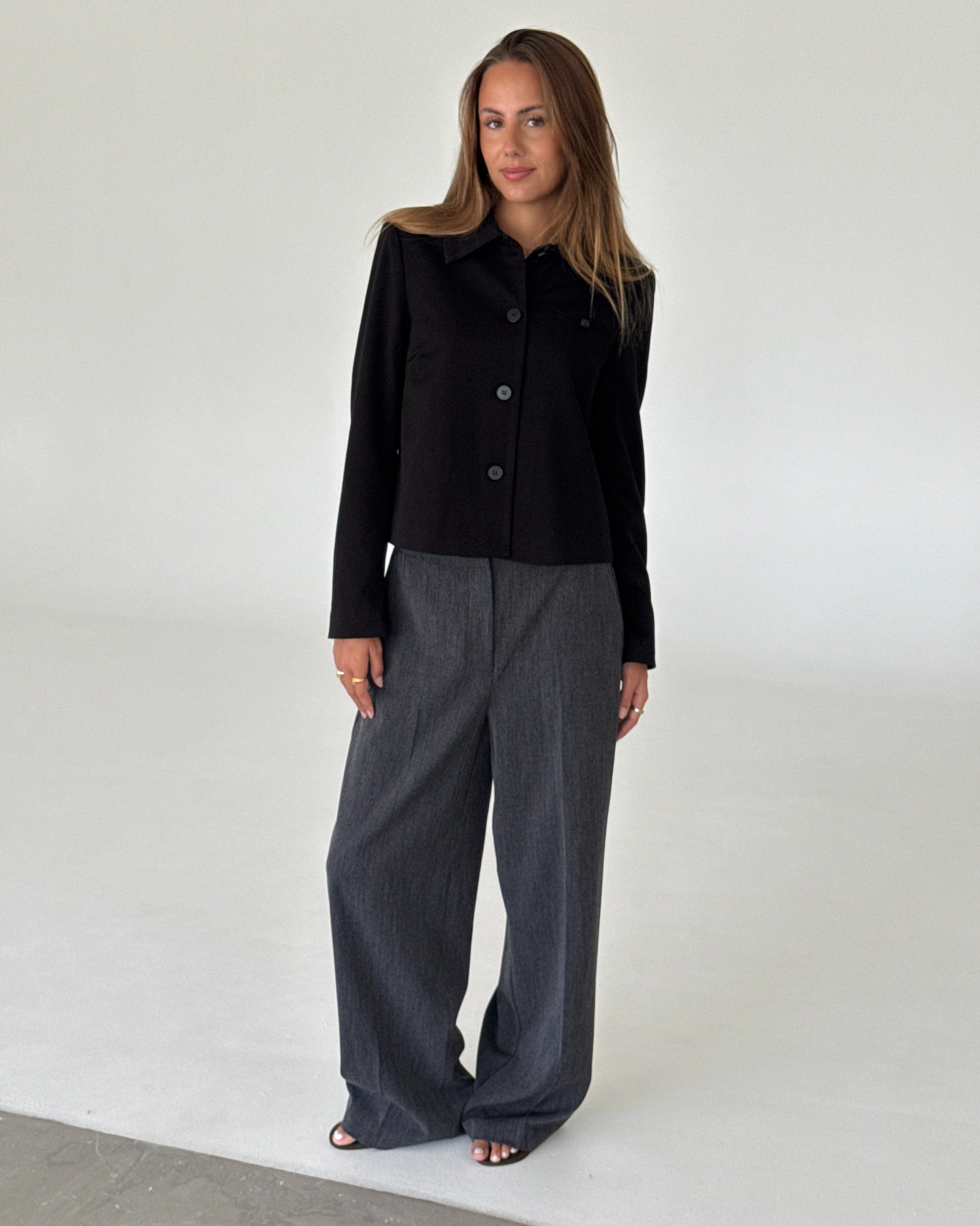 Modelbillede af LISA kort blazer, sort og KARI bukser, grå. Begge fra BySofieSønderby
