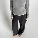Modelfoto af pige der bærer Lisa bukser i grå, Henna bluse i lysegrå. Alt fra BySofieSønderby