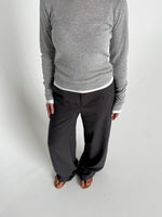 Modelfoto af pige der bærer Lisa bukser i grå, Henna bluse i lysegrå. Alt fra BySofieSønderby