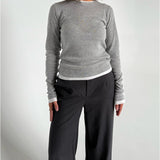 Modelfoto af pige der bærer Lisa bukser i grå, Henna bluse i lysegrå. Alt fra BySofieSønderby