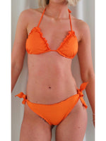 Modelbillede af orange LUCCA bikini. Set forfra. Fra BySofieSønderby
