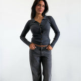Modelfoto af pige i mørkegrå Lucce cardigan og grå Nanna jeans. Alt er fra BySofieSønderby 