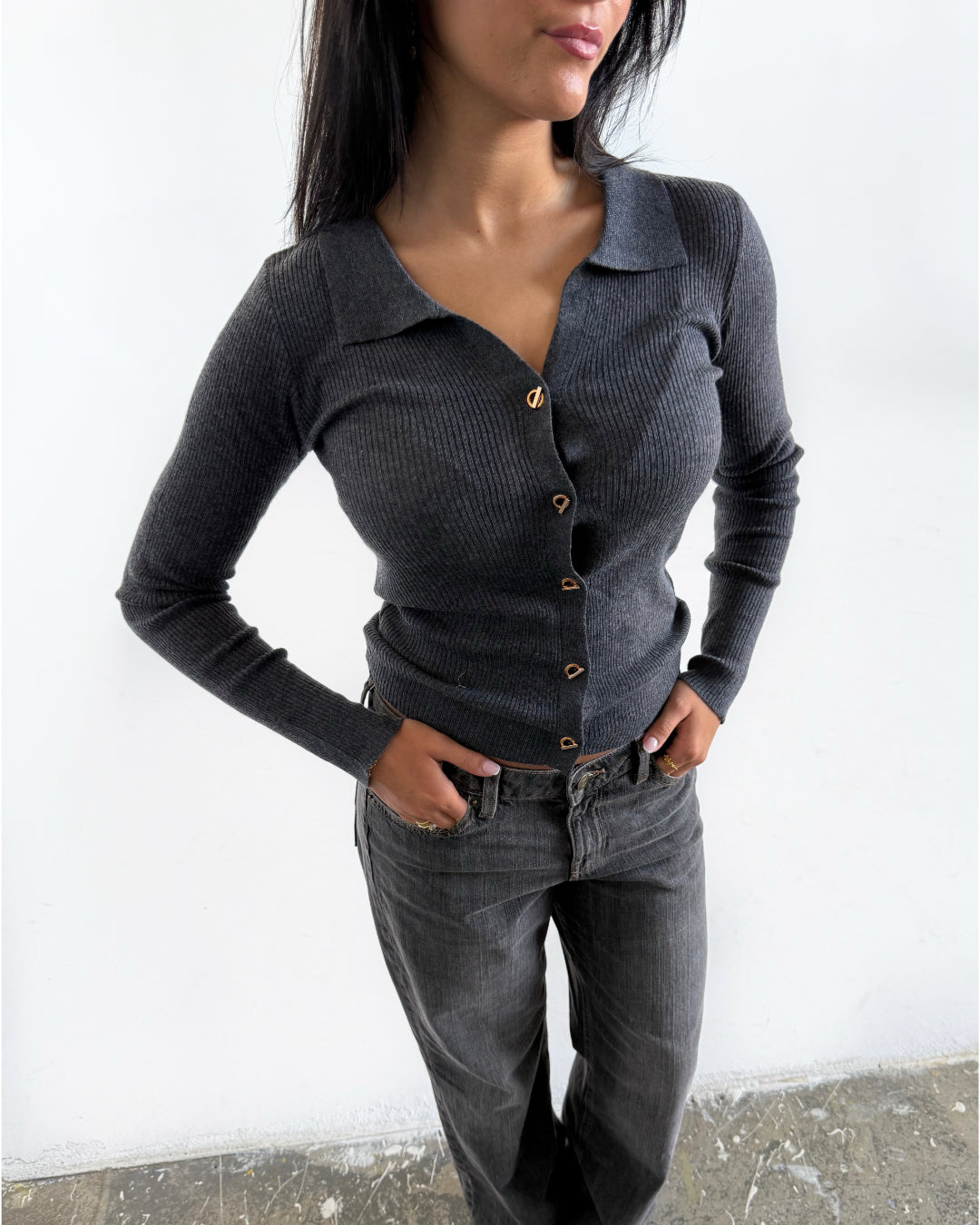Modelfoto af pige i mørkegrå Lucce cardigan og grå Nanna jeans. Alt er fra BySofieSønderby 