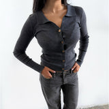 Modelfoto af pige i mørkegrå Lucce cardigan og grå Nanna jeans. Alt er fra BySofieSønderby 