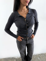 Modelfoto af pige i mørkegrå Lucce cardigan og grå Nanna jeans. Alt er fra BySofieSønderby 