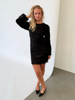 Modelfoto af pige i sort LUCIE kjole, samt sorte sko med hæl. Alt er fra BySofieSønderby.