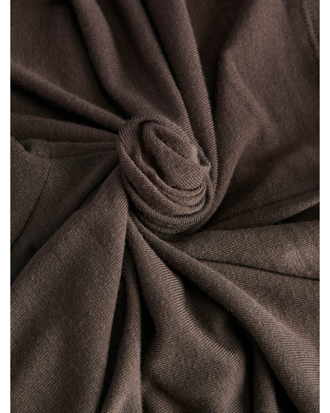 Detaljefoto af stof på Luna cardigan i brun. På hvid baggrund. Fra by Sofie Sønderby