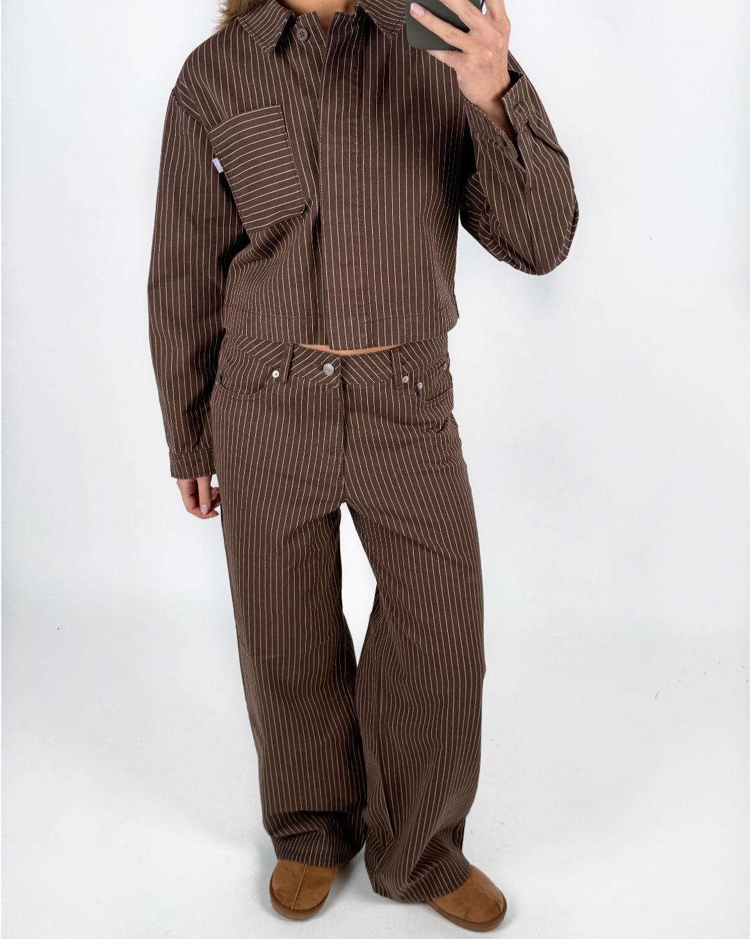 Modelfoto af pige i brun/lyserød MADDY bukser og matchende MADDY jakke. Alt er fra BySofieSønderby.