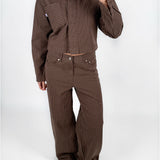 Modelfoto af pige i brun/lyserød MADDY bukser og matchende MADDY jakke. Alt er fra BySofieSønderby.