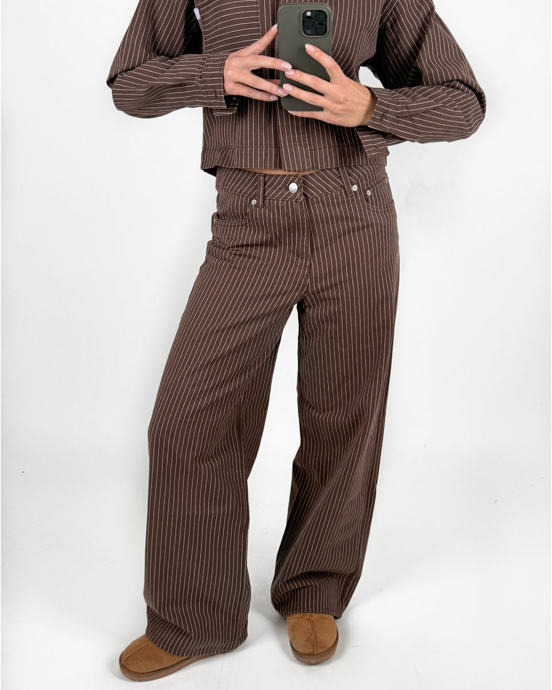 Modelfoto af pige i brun/lyserød MADDY bukser og matchende MADDY jakke. Alt er fra BySofieSønderby.