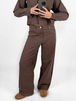 Modelfoto af pige i brun/lyserød MADDY bukser og matchende MADDY jakke. Alt er fra BySofieSønderby.