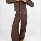 Modelfoto af pige i brun/lyserød MADDY bukser og matchende MADDY jakke. Alt er fra BySofieSønderby.