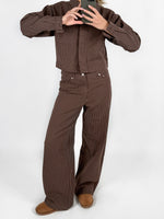 Modelfoto af pige i brun/lyserød MADDY bukser og matchende MADDY jakke. Alt er fra BySofieSønderby.