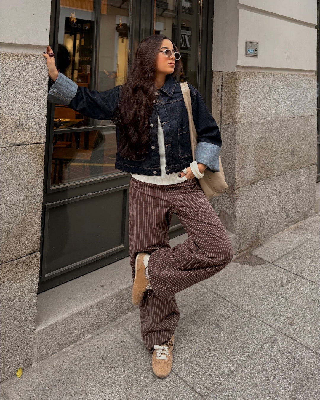 Modelfoto af pige i MADDY bukser i farven brun med lyserøde striber, samt mørkeblå denimjakke.  Fra BySofieSønderby