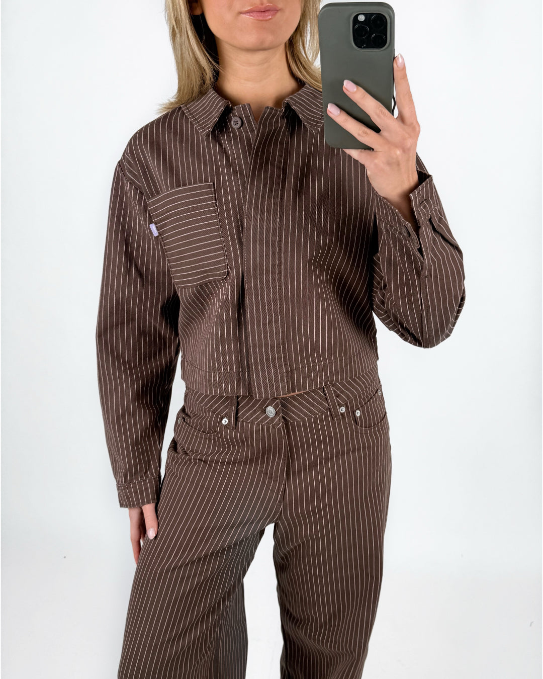 Modelfoto af pige i brun/lyserød MADDY jakke og matchende MADDY bukser. Alt er fra BySofieSønderby.