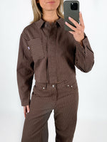 Modelfoto af pige i brun/lyserød MADDY jakke og matchende MADDY bukser. Alt er fra BySofieSønderby.