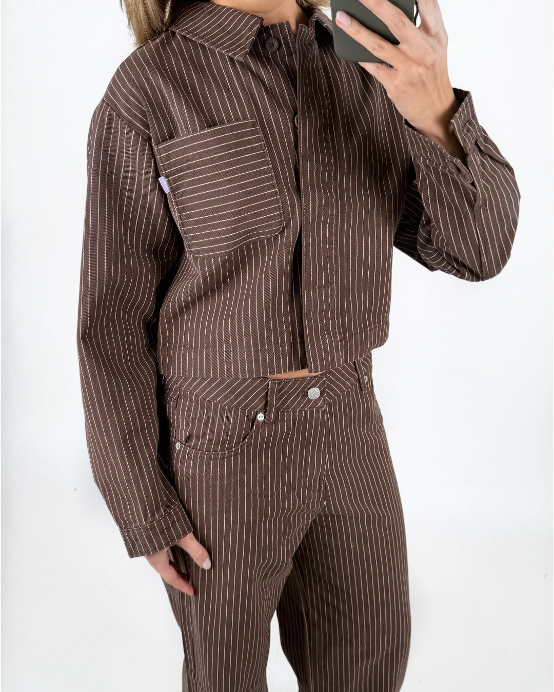 Modelfoto af pige i brun/lyserød MADDY jakke og matchende MADDY bukser. Alt er fra BySofieSønderby.