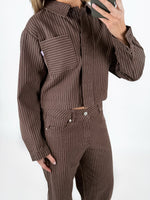 Modelfoto af pige i brun/lyserød MADDY jakke og matchende MADDY bukser. Alt er fra BySofieSønderby.