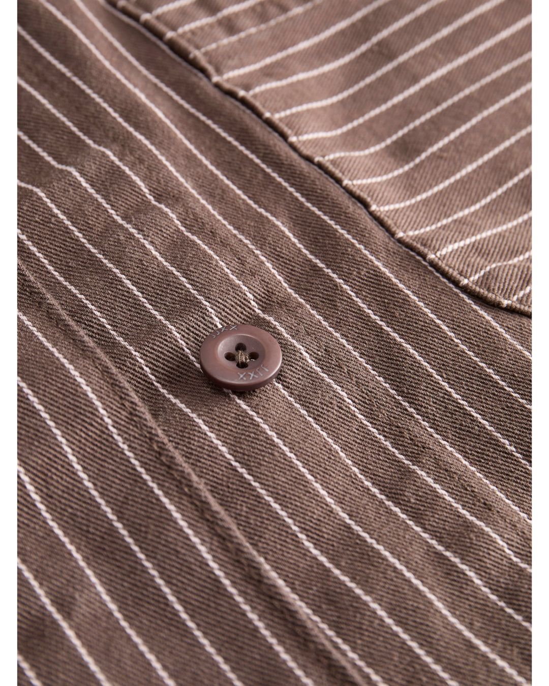 Detaljebillede af brun/lyserød MADDY jakke. Fra BySofieSønderby.