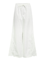 Produktbillede af hvid MADIA buks. Set forfra. Fra BySofieSønderby