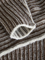 Detaljebillede af brun-hvid MAGHNA striktrøje. Fra BySofieSønderby.