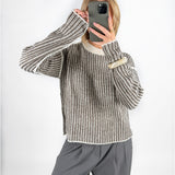 Modelfoto af pige i brun Maghna striktrøje  og grå LISA bukser. Alt er fra BySofieSønderby.