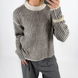 Modelfoto af pige i brun Maghna striktrøje  og grå LISA bukser. Alt er fra BySofieSønderby.