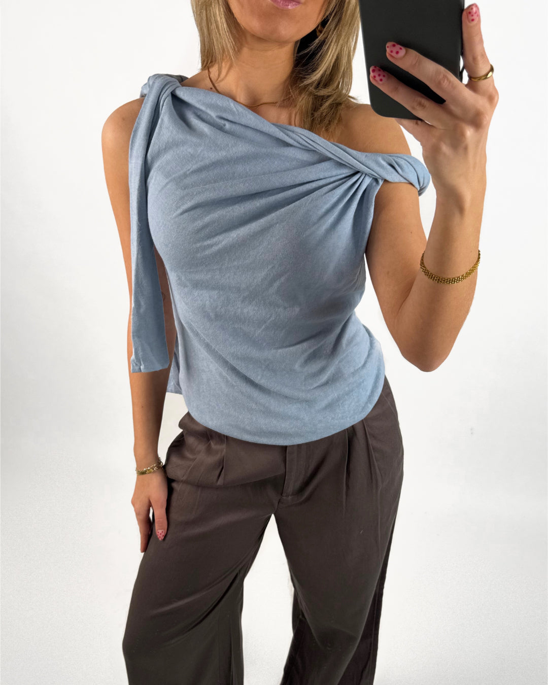 Modelbillede af blå MAISIE top. Set forfra. Fra BySofieSønderby