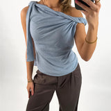 Modelbillede af blå MAISIE top. Set forfra. Fra BySofieSønderby